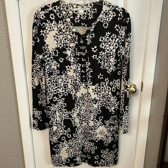 Diane von Furstenberg Women’s (8) Blk/White 100% Silk Tunic Tie Front Star Dress - Picture 1 of 9